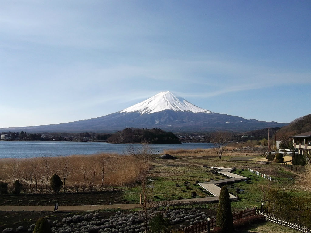 晴天の河口湖からの富士山